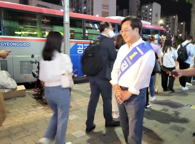 31일 밤 11시20분 서울 사당역 4번 출구 앞. 수원과 안양, 화성, 의왕 등으로 향하는 빨간 광역버스를 타기 위해 200미터가량 늘어진 줄을 기다리는 경기도민들에게 김동연 더불어민주당 경기지사 후보는 일일이 다가가 이 같은 인사말을 건넸다. (사진=김혜진 기자)