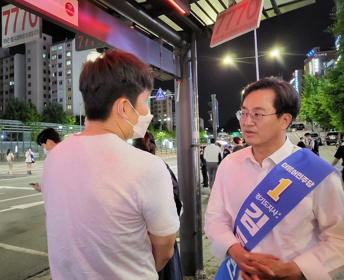 31일 밤 11시20분 서울 사당역 4번 출구 앞. 수원과 안양, 화성, 의왕 등으로 향하는 빨간 광역버스를 타기 위해 200미터가량 늘어진 줄을 기다리는 경기도민들에게 김동연 더불어민주당 경기지사 후보는 일일이 다가가 이 같은 인사말을 건넸다. (사진=김혜진 기자)