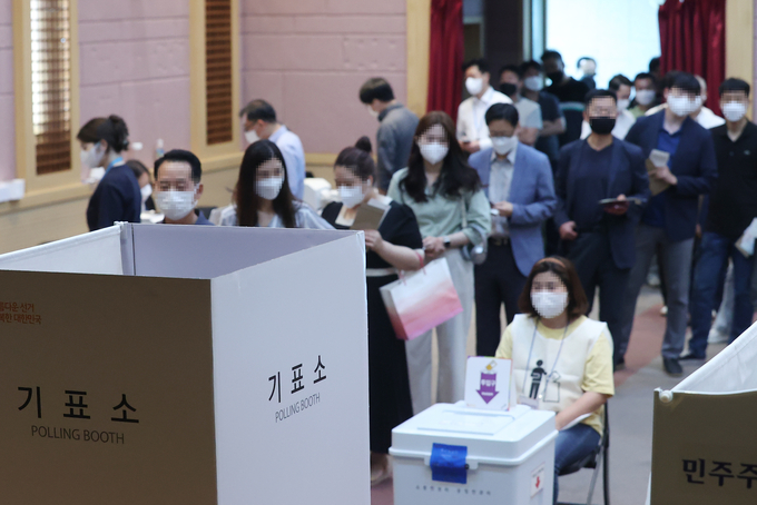  6·1 지방선거와 국회의원 보궐선거의 사전투표가 시작된 27일 점심 시간대에 서울 강남구 삼성1동 사전투표소에서 직장인들과 주민들이 투표하기 위해 줄을 서 있다. (사진=연합뉴스)