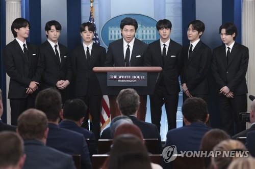 그룹 방탄소년단이 31일(현지시간) 미국 백악관에서 조 바이든 미국 대통령과의 환담을 앞두고 취재진에 방문 취지 등을 설명하고 있다. (사진=EPA/연합뉴스)