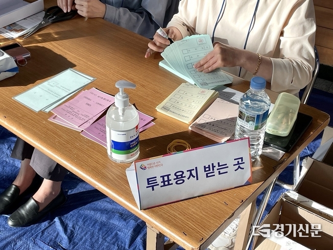 제8회 전국동시지방선거가 열린 1일, 수원시 조원2동 장안구민회관 투표소에서 투표사무원이 투표용지를 정리하고 있다. (사진=강현수 기자)