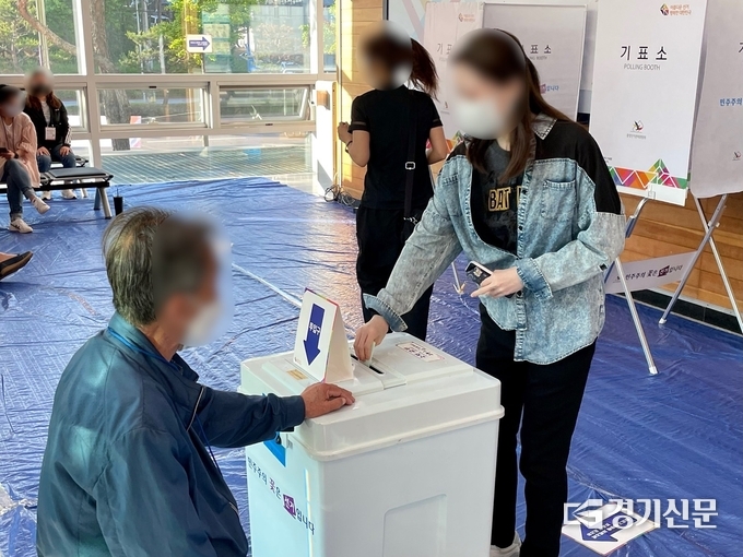제8회 전국동시지방선거가 열린 1일, 수원시 조원2동 장안구민회관 투표소에서 투표를 마친 시민이 투표용지를 투표함에 넣고 있다. (사진=강현수 기자)