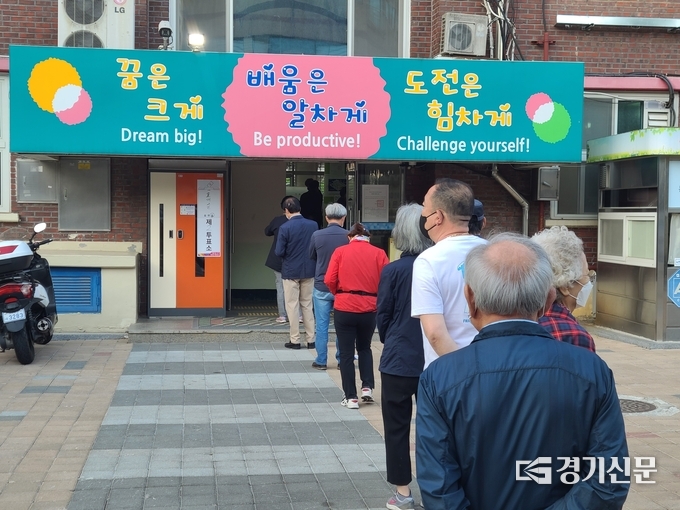 호매실 제2투표소인 호매실초등학교에 투표시작 10분 전 부터 주민들이 투표소에 모여들었다. (사진=임석규 수습기자)