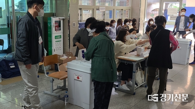호매실 제7투표소인 능곡초등학교에서 주민들이 투표를 행사하고 있다. (사진=임석규 수습기자)