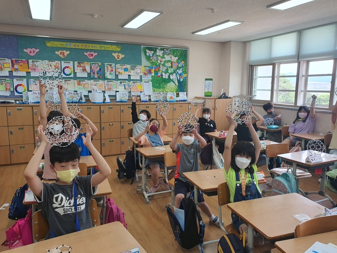 군포 신기초등학교가 나만의 지구 만들기 프로그램 진행하고 있다.(사진=군포 신기초 제공)