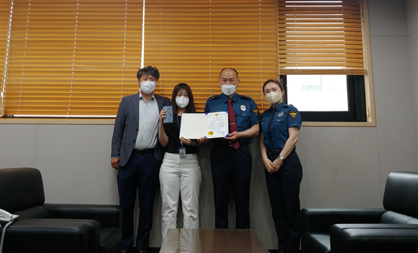 보이스피싱 예방에결정적 역할을 한 농업직원에게 감사장이 전달된 뒤 기념촬영을 하고 있다. (사진=성남중원경찰서 제공)