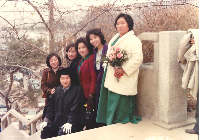 유정복 당선자와 어머니, 누님들의 연세대 졸업 기념사진