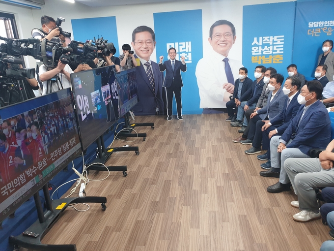 출구조사 결과가 발표되자 박남춘 후보 캠프에 모인 인천지역 국회의원들과 지지자들이 침울한 모습을 보이고 있다. ( 사진 = 최태용 기자 )