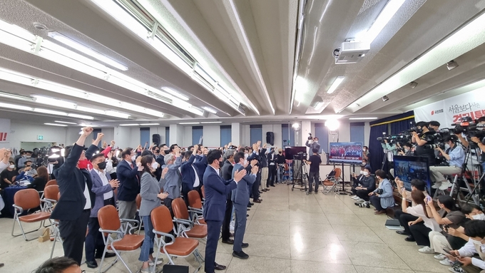 제8회 전국동시지방선거 출구조사를 기다리고 있는 1일 오후 7시30분. 수원 영화동 국민의힘 경기도당 김은혜 캠프 선대위 상황실에는 침묵의 긴장만이 흘렀다. (사진=허수빈 기자)
