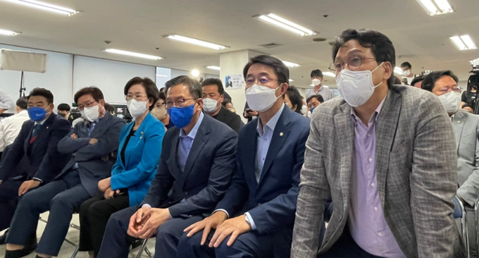 같은 시간, 수원시 인계동 마라톤빌딩에 마련된 김동연 후보 캠프 선대위 상황실에는 조정식, 안민석, 염태영 상임선대위원장과 박정 경기도당 위원장, 김영진 종합상황본부장, 김민철 전략기획본부장, 김승원 대변인 등이 출구조사 결과를 초조하게 기다렸다. (사진=김혜진 기자)