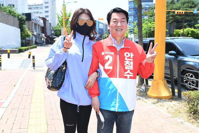  국민의힘 안철수 성남분당갑 국회의원 후보가 31일 경기 성남시 분당구 백현동 마을 인근에서 유세하며 한 지지자와 사진을 찍고 있다. (사진=국회사진기자단/연합뉴스)