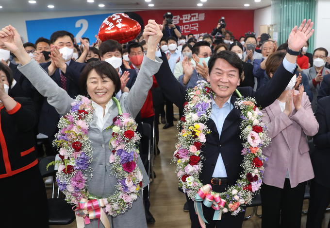 경기 성남 분당갑 국회의원 보궐선거에 출마한 국민의힘 안철수 후보가 1일 당선이 확정됐다. (사진=연합뉴스 제공)
