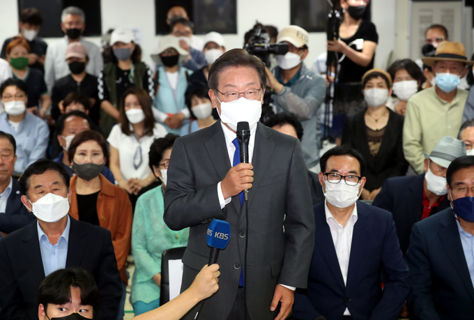 인천 계양을 국회의원 보궐선거가 시행된 1일 오후 더불어민주당 이재명 후보가 당선이 확실시되자 인천시 계양구 자신의 선거사무소에서 소감을 밝히고 있다. (사진=연합뉴스 제공)