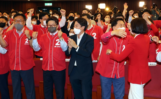 국민의힘 이준석 상임선대위원장, 권성동ㆍ김기현 공동선대위원장 등이 1일 서울 여의도 국회도서관에 마련된 ‘국민의힘 제8회 지방선거 개표상황실’에서 출구조사 방송을 시청하며 환호하고 있다. (사진=국회사진기자단/연합뉴스)