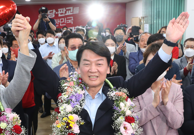 기 성남 분당갑 국회의원 보궐선거에 출마한 국민의힘 안철수 후보가 1일 오후 당선이 확실시 되자 분당 선거사무소에서 꽃을 받아들고 세리머니를 하고 있다. (사진=경기사진공동취재단/연합뉴스 제공)