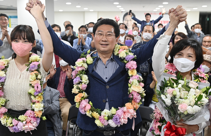 국민의힘 이상일 용인시장 후보가 1일 오후 경기도 용인시 기흥구 선거사무소에서 당선이 확실시된 뒤 환호하고 있다. (사진=경기사진공동취재단/연합뉴스 제공)