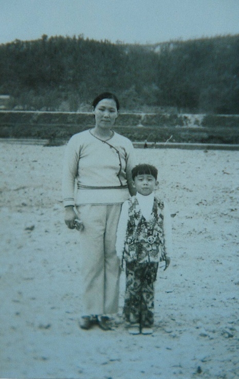 초등학교 시절 어머니와 함께 찍은 사진. (사진=후보 선대위 제공)