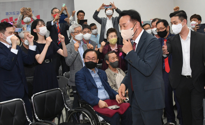  임태희 경기도 교육감 후보가 1일 오후 경기도 수원시 영통구 선거사무소에서 지지자들과 인사하고 있다. (사진=경기사진공동취재단/연합뉴스)