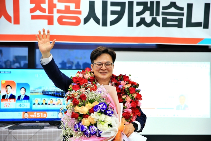 김병수 김포시장 당선자가 지지자들로부터 당선 축하를 받고 있다 (사진= 천용남기자 )