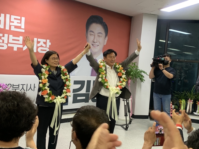 민선8기 의정부시장으로 당선된 김동근 국민의힘 후보와 배우자. (사진=김동근 캠프 제공)