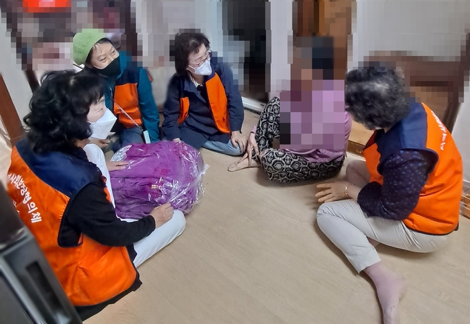 망포2동 뽀송한이불,포근한마음전하기 사업 모습. (사진=수원 영통구 제공)