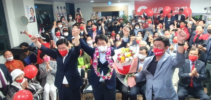 이동환 당선자는 2일 새벽 고양시 화정역 선거사무소에서 당선이 확정되자 지지자들에게 인사를 하고 있다.(사진=이동환 고양시장 당선자 캠프 제공)