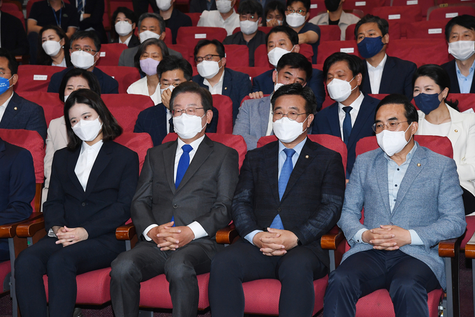 더불어민주당 이재명 총괄선대위원장, 윤호중ㆍ박지현 공동비상대책위원장, 박홍근 원내대표와 의원들이 1일 서울 여의도 국회의원회관에 마련된 민주당 개표상황실에서 전국지방선거와 보궐선거 출구조사 결과발표 방송을 지켜보고 있다. (사진=국회사진기자단/연합뉴스 제공)