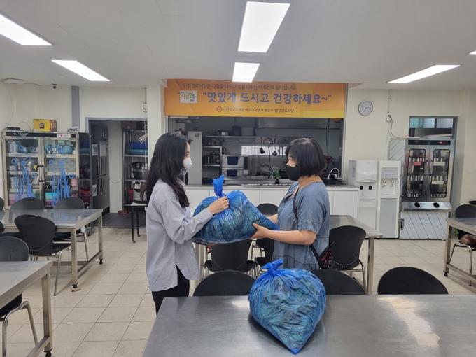 구리시가 운영하는 ‘구리 청춘농장’이 직접 수확한 농산물을 새마을회관 경로식당과 인창 경로식당에 무상으로 지원했다.(사진=구리시 제공)