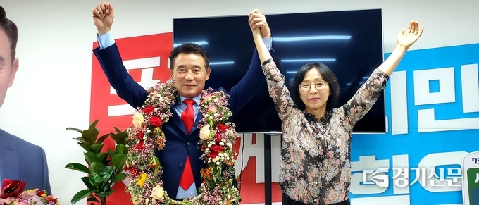 국민의힘 백영현 포천시장 당선자가 배우자와 함께 두 손을 번쩍 들고 있다. (사진=백영현 캠프 제공)