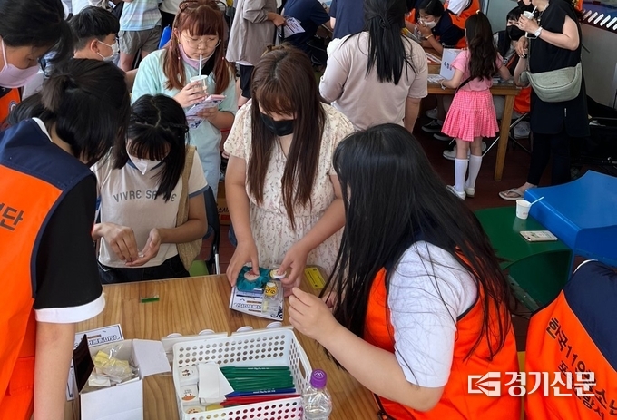 ‘웰컴 페스티벌’에 참여한 청소년들이 야외 부스를 운영하고 있다. (사진=포천시 제공)