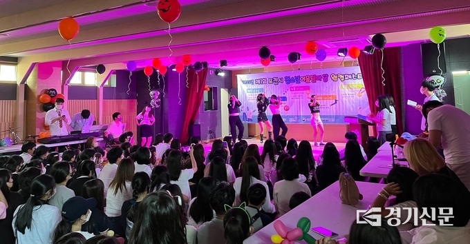 ‘웰컴 페스티벌’에 참여한 청소년들이 댄스공연을 하고 있다. (사진=포천시 제공)