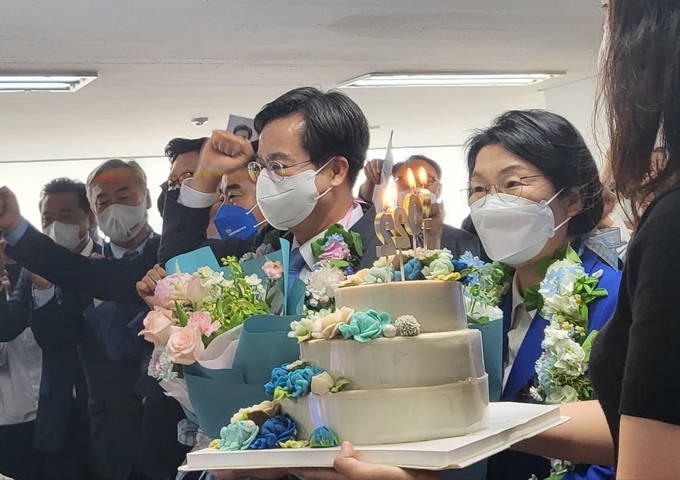 제8회 전국동시지방선거 경기도지사 선거에서 김동연 더불어민주당 후보가 밤새 피 말리는 ‘초접전’ 대결을 펼친 끝에 김은혜 국민의힘 후보를 누르고 대역전극의 주인공이 됐다. (사진=김혜진 기자)