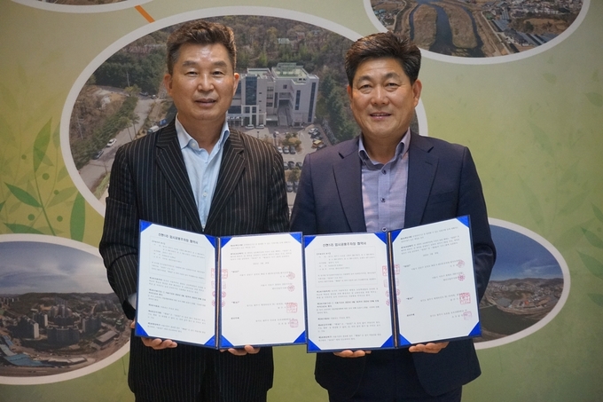 권용석(우쯕)오포읍장이 엔티산업 소유의 광명초 앞 임시 공용주차장을 무료로 사용하기로 하고 지종우 대표이사와 연장 협약식하고 있다(사진=광주시 제공)