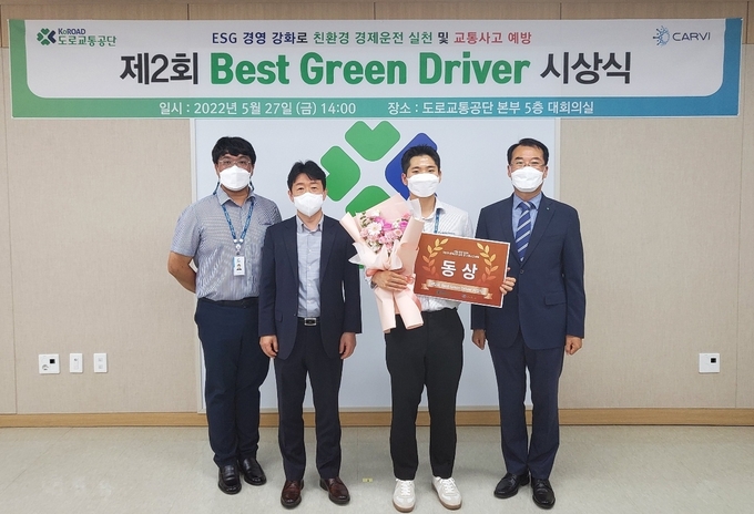 광주도시관리공사 희망콜팀(광주시 교통약자이동지원센터) 운전원 2명이 베스트 그린 드라이버 대회에서 동상을 수상했다(사진=광주도시공사 제공)