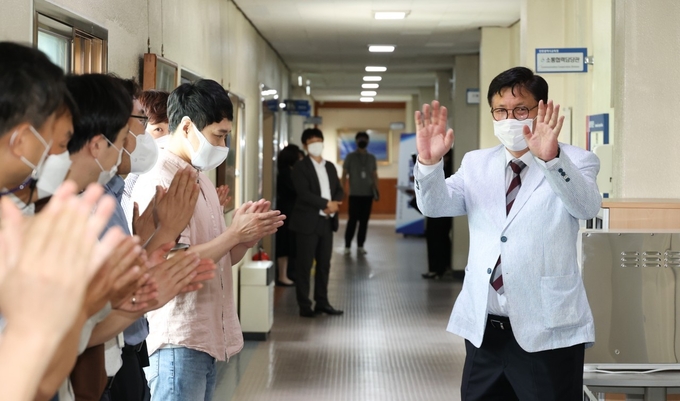 도성훈 인천시교육감이 2일 시교육청에 출근해 직원들과 인사를 나누고 있다. ( 사진 = 인천시교육청 제공 )