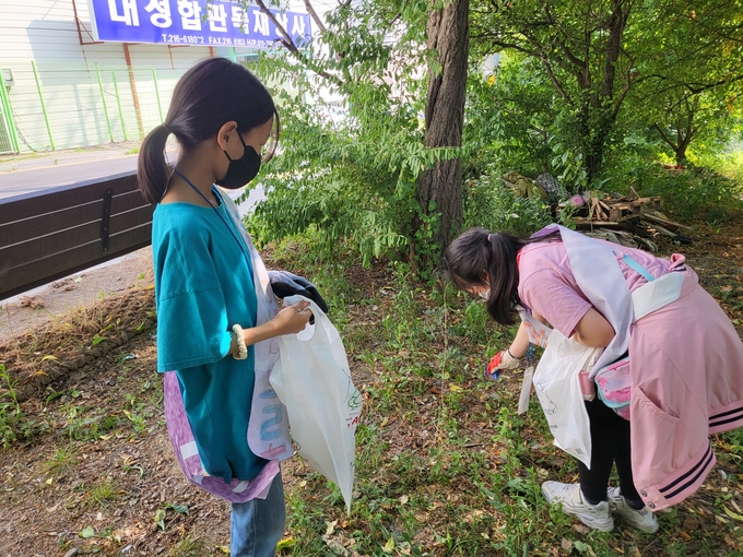 2일 오후 수원청소년문화센터 방과후아카데미 소속 청소년 10여 명이 인계동 일대를 걸으며 쓰레기를 줍는 플로킹을 진행했다. (사진=정경아 기자)