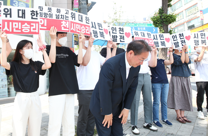 유정복 국민의힘 인천시장 당선인이 2일 시민들에게 당선인사를 건네고 있다.( 사진 = 유정복 캠프 제공 )