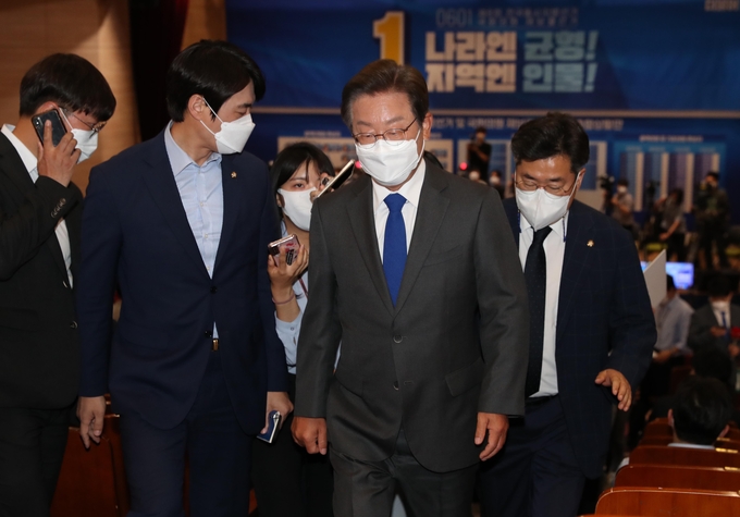 더불어민주당 이재명 총괄선거대책위원장이 1일 오후 서울 여의도 국회 의원회관에 마련된 개표상황실에서 출구조사 결과 방송을 확인한 후 굳은 표정으로 나서고 있다. (사진=국회사진기자단/연합뉴스)