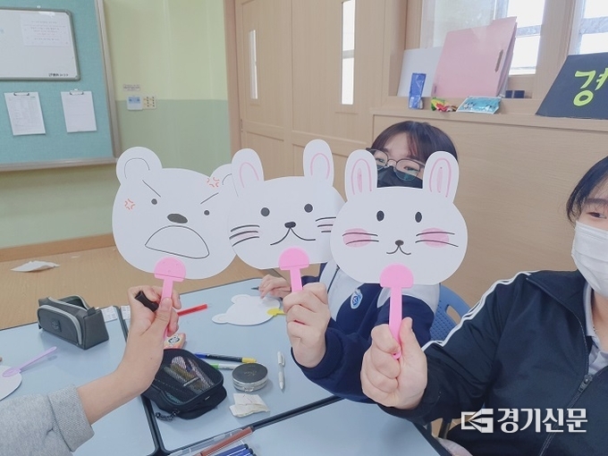 부채만들기에 참여한 학생들이 완성된 부채를 들어보이고 있다. (사진=포천교육지원청 제공)