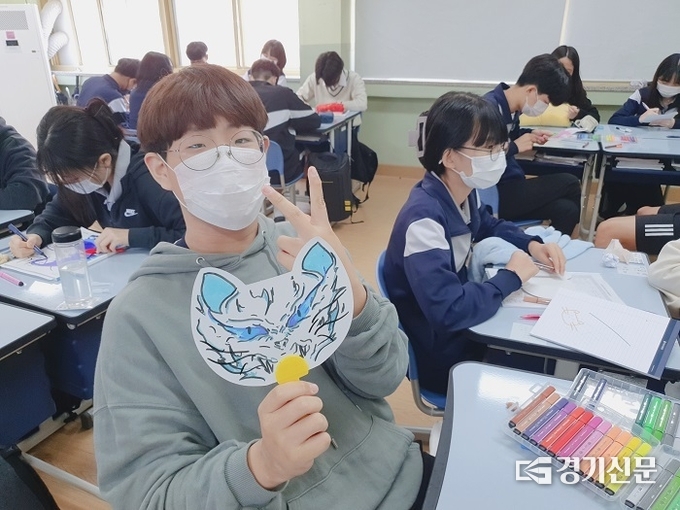 부채만들기에 참여한 한 학생이 완성된 부채를 들어보이고 있다. (사진=포천교육지원청 제공)