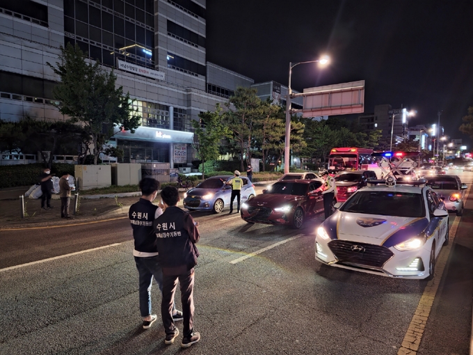 수원남부경찰서와 수원시가 지난 달 31일 수원시청 사거리 부근에서 합동 단속을 벌이고 있다. (사진=수원남부경찰서 제공)