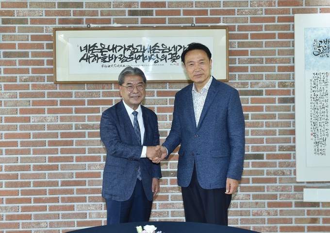 이재정 경기도교육감과 임태희 경기도교육감 당선인이 3일 수원 광교헌에서 만났다. (사진=경기도교육청 제공)