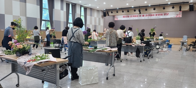 ‘제37회 경기여성 기·예 경진대회’ 꽃꽂이 부문 대회 현장. (사진=경기도여성단체협의회 제공)