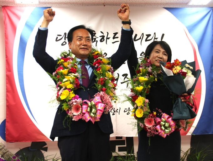 이권재 오산시장 당선인(국민의힘)이 부인 이선영 씨와 함께 500여 명의 오산시민 및 지지자들과 12년 만의 오산시 정권교체의 기쁨을 함께 나누고 있다.(사진=지명신 기자)