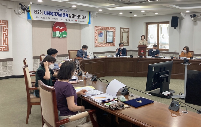 인천시 중구 '제2회 사회복지기금 운용 심의위원회'가 윤현모 부구청장 주재로 진행되고 있다. ( 사진 = 중구청 제공 )