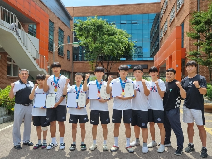 도곡중은 지난달 31일 막을 내린 제 51회 전국소년체육대회에서 총 4개의 메달(금2, 은1, 동1)을 따내며 경기도 레슬링 성적에 혁혁한 공을 세웠다. 사진은 도곡중 선수단이 메달 획득 후 기념 사진을 찍고 있는 모습. (사진=도곡중 제공)