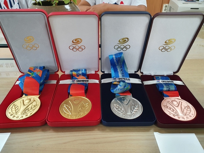  도곡중은 제 51회 전국소년체육대회에서 총 4개의 메달(금2, 은1, 동1)을 획득했다. 사진은 획득한 메달의 모습. (사진=도곡중 제공)