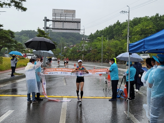 5일 경북 예천군 예천종합운동장에서 2022 전국생활체육대축전을 겸해 열린 제28회 대한체육회장배 전국생활체육 육상경기대회 여자 35세 이상부 5㎞에서 강경아(경기)가 1위로 골인하고 있다. 강경아는 전날 1,500m 1위에 이어 대회 2관왕에 올랐다. (사진=경기도육상연맹 제공)