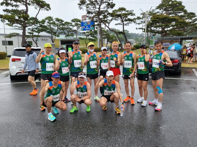 제28회 대한체육회장배 전국생활체육 육상경기대회에 출전한 경기도 선수단이 기념사진을 찍고 있다. (사진=경기도육상연맹 제공)
