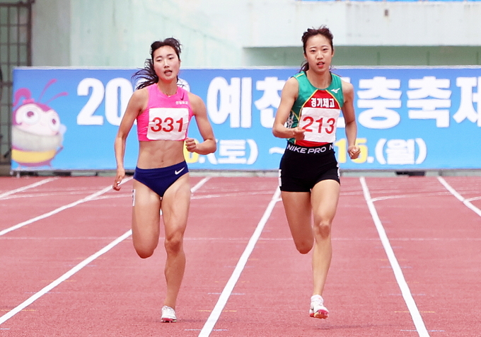 지난 4일 경북 예천군 예천종합운동장에서 열린 제50회 KBS배 전국육상경기대회 여자고등부 200m 결승에서 이채현(경기체고·오른쪽)이 역주하고 있다. 이채현은 이번 대회 여고부 100m에 이어 200m에서도 우승하며 2관왕에 올랐다. (사진=대한육상연맹 제공)